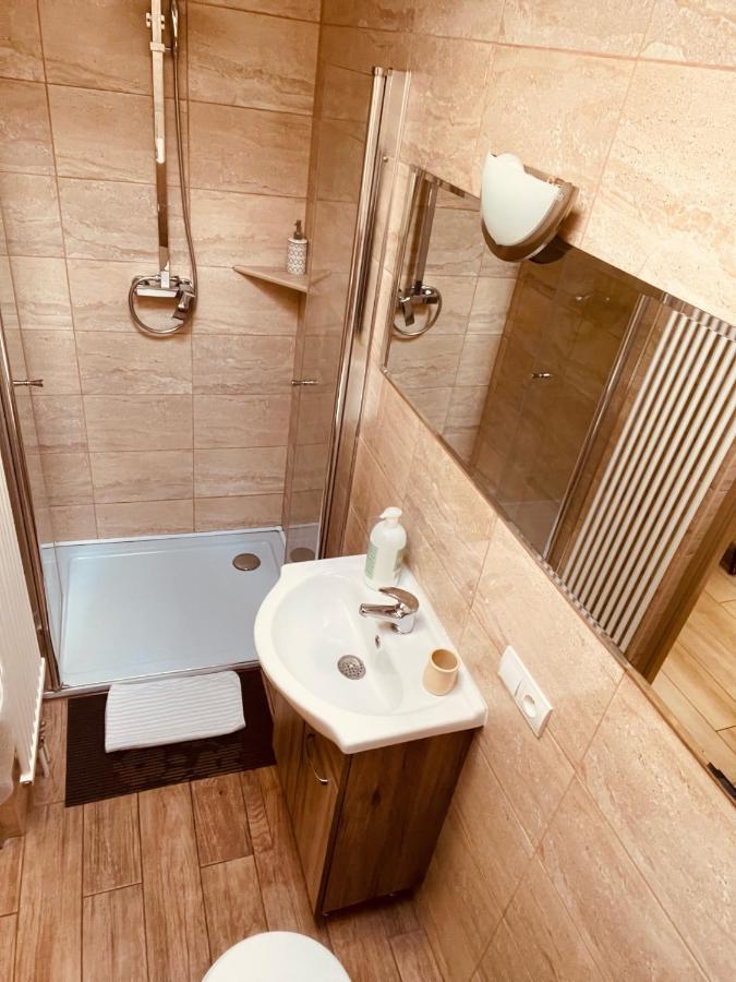 Pokoje Przy Bulwarach Uniejow Esterno foto