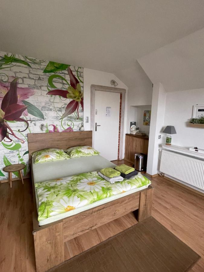Pokoje Przy Bulwarach Uniejow Esterno foto